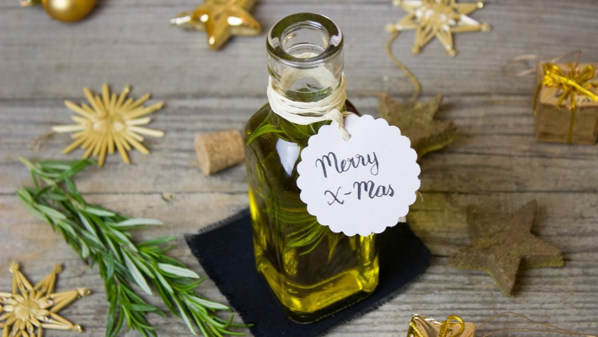 Sei alla ricerca di idee regalo per Natale? Dona una confezione di olio di oliva biologico!